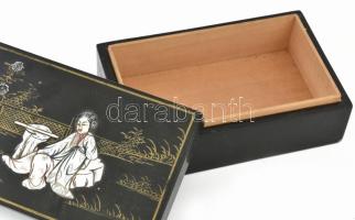 Ékszeres doboz, japonizáló mintával, lakkozott fa, gyöngyház berakással, sarkán kis kopás 13x8,5x6 c...