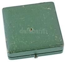 ~1940. "II. osztályú Levente Díszjelvény" zománcozott Cu jelvény, eredeti, zöld, kissé sér...