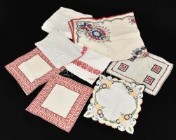 9 db régi kézimunka zsebkendő és kisebb terítő, hímzettek