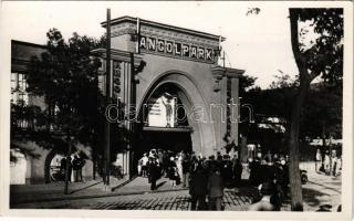 Budapest XIV. Angol park főbejárata, "Jó munkát" cserkész plakát az 1933-as Jamboree idején. László fotó Angolpark