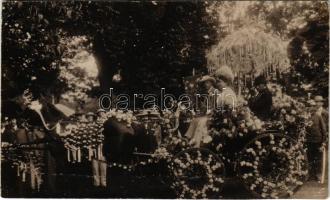 1908 Arad, Virágkarnevál, Somogyi Jenő virágokkal díszített lovaskocsija / flower carnival carriage. Weisz Hugó photo (Rb)