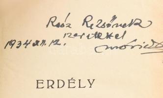 Móricz Zsigmond: Erdély. A szerző, Móricz Zsigmond (1879-1942) író által Roóz Rezső (1879-1963) újságíró, szerkesztő részére DEDIKÁLT példány. &quot;Roóz Rezsőnek szeretettel Móricz 1934. XII. 12.&quot; - - történelmi regénytrilógiája. Tündérkert. A nagy fejedelem. A nap árnyéka. Bp., 1935, Athenaeum, 904 p. A trilógia első teljes kiadása. Kiadói aranyozott egészvászon-kötés, kopott borítóval, kissé laza fűzéssel.