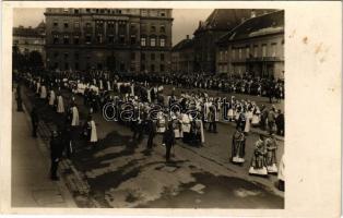 1934 Budapest I. Szent István-napi körmenet a Várban, háttérben a Honvéd főparancsnokság, Dísz tér (fl)