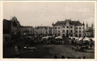 1938 Léva, Levice; bevonulás, Fő tér, piac, Városháza, Pál L., Ignác Trebitsch, Singer, Vámos üzlete / entry of the Hungarian troops, main square, market, town hall, shops + "1938 Léva visszatért" So. Stpl.