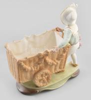 Capodimonte asztali kínáló, gyerek szekérrel. Festett biszkvit porcelán, jelzett, hibátlan 15x17 cm