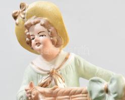 Capodimonte asztali kínáló, gyerek szekérrel. Festett biszkvit porcelán, jelzett, hibátlan 15x17 cm