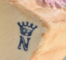 Capodimonte asztali kínáló, gyerek szekérrel. Festett biszkvit porcelán, jelzett, hibátlan 15x17 cm