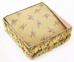 Régebbi selyem borítású karton ékszerdoboz, 7 db bizsu nyaklánccal, doboz kissé kopott, mérete: 6x19...