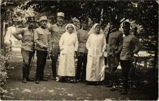 1914 Losonc, Lucenec; Osztrák-magyar katonák és ápolónők a kórház udvarán: Rosenauer, Szilassy, Bauer Imre és Póka Kálmán hadnagyok / K.u.k. military hospital's garden, soldiers and nurses. photo (fl)