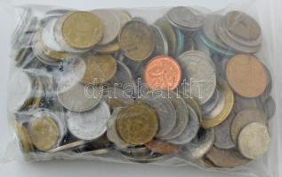 Vegyes külföldi fémpénz tétel ~1kg-os súlyban, csak Európán, USA-n és Kanadán kívüli érmékkel T:vegyes Mixed foreign coin lot (~1kg), without European, USA and Canadian coins C:mixed