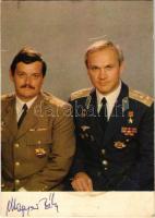 Vlagyimir Dzsanibekov szovjet és Magyari Béla magyar űrhajós. Magyari Béla aláírásával / Vladimir Dzhanibekov, Soviet and Béla Magyari, Soviet and Hungarian astronauts, with Béla Magyari autograph (non PC) (fl)