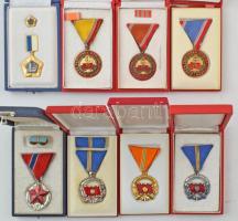 Kis doboznyi szocialista kitüntetés és kitüntető jelvény tétel, közte "Közbiztonsági Érem ezüst fokozata a karhatalom tagjai részére", "Szolgálati Érdemérem - A Haza Fegyveres Szolgálatában", "A Haza Szolgálatáért Érdemérem ezüst fokozat", ~1970-1980. "Országos Takarékpénztár - Kiváló Dolgozó" stb. T:vegyes