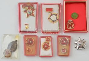 Kis doboznyi szocialista kitüntetés és kitüntető jelvény tétel, közte "Közbiztonsági Érem ezüst...