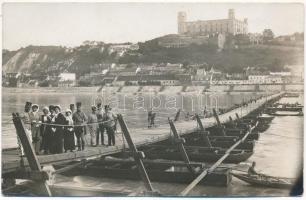 Pozsony, Pressburg, Bratislava; Brückenschlag / vár, pontonhíd (hajóhíd) építése / castle, K.u.K. soldiers building the pontoon bridge. photo