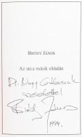 Bródy János: Az utca másik oldalán. Dalszövegek. (1965-1994.) A szerző, Bródy János (1946-) Kossuth- és Liszt Ferenc-díjas énekes, gitáros, zeneszerző, szövegíró által DEDIKÁLT példány Összeáll.: Kiss Miklós. [Bp.,1994.],Ab Ovo. Kiadói kissé kopott kartonált papírkötés.