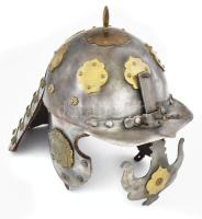 Fantázia sisak, fém, dekoratív rátétekkel, szegecsekkel, posztó béléssel. Jelzés nélkül, kis rozsdaf...