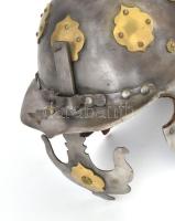 Fantázia sisak, fém, dekoratív rátétekkel, szegecsekkel, posztó béléssel. Jelzés nélkül, kis rozsdaf...