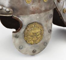 Fantázia sisak, fém, dekoratív rátétekkel, szegecsekkel, posztó béléssel. Jelzés nélkül, kis rozsdaf...