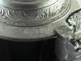 Gerz hatalmas söröskorsó. Körben domború és festett figurális díszítéssel, ón fedéllel. Jelzett, min...