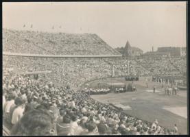 1953 Budapest, Népstadion megnyitó ünnepsége, fotó, 13×18 cm