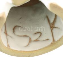 Antalfiné Szente Katalin: Fehér ruhás éneklő lány. Jelzett, kis kopással, m: 15,5 cm