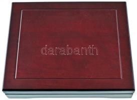"Nagy Magyarok" mahagóni fa érmetartó kazetta bársonybéléssel, 12db 50x50mm férőhelyű kivehető tálcával, új állapotban, kartondobozában.