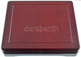 Mahagóni fa érmetartó kazetta bársonybéléssel, 12db 50x50mm férőhelyű kivehető tálcával, új állapotban, kartondobozában.