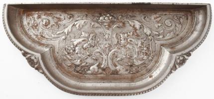 Szikrafogó öntöttvas plasztikus mintákkal. XX. sz. eleje. 47x21 cm