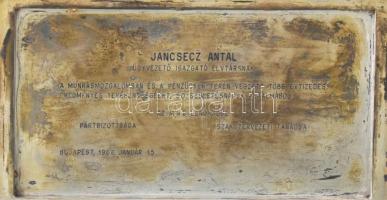 Tevan Margit (1901-1978): Díszdoboz falusi alakokkal. Fedelének belsejében ajándékozási bejegyzés. J...