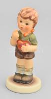 Hummel kisfiú szívvel. Jelzett, kézzel festett, hibátlan, eredeti dobozában, m: 9 cm