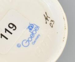 Hummel kisfiú szívvel. Jelzett, kézzel festett, hibátlan, eredeti dobozában, m: 9 cm