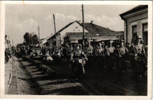 1940 Máramarossziget, Sighetu Marmatiei; bevonulás, katonák motorral, automobile / entry of the Hungarian troops, soldiers on motorbicycles, automobile + "TÁBORI POSTAHIVATAL 33"