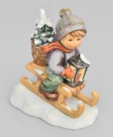 Hummel szánkózó kisfiú. Jelzett, kézzel festett, hibátlan, eredeti dobozában, m: 10,5 cm