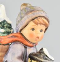 Hummel szánkózó kisfiú. Jelzett, kézzel festett, hibátlan, eredeti dobozában, m: 10,5 cm