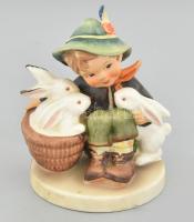 Hummel kisfiú nyulakkal. Jelzett, kézzel festett, hibátlan, eredeti dobozában, m: 10 cm