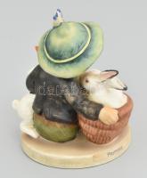 Hummel kisfiú nyulakkal. Jelzett, kézzel festett, hibátlan, eredeti dobozában, m: 10 cm