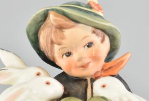 Hummel kisfiú nyulakkal. Jelzett, kézzel festett, hibátlan, eredeti dobozában, m: 10 cm