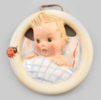 Hummel kisplasztika - Child in Bed (gyermek az ágyban). Kopással, d: 7,5 cm
