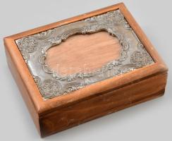Ékszeres doboz, fedelében képtartó résszel. Ezüstözött szerelékkel, kopással, 18x13x6 cm