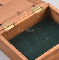 Ékszeres doboz, fedelében képtartó résszel. Ezüstözött szerelékkel, kopással, 18x13x6 cm