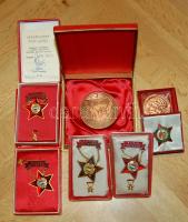 Kis tétel, benne 5db szocialista kitüntetés, mindegyik eredeti dobozban, kettőhöz igazolvány is! + 2db Br plakett, az egyik eredeti díszdobozban! T:1,2