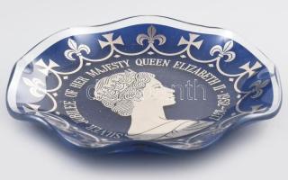 1977, II. Erzsébet jubileumi emléktál, ezüst festéssel, kopással, d: 12 cm