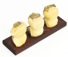 Három majom ("Ne hallj, ne láss, ne beszélj"), kézzel festett csontőrlemény, fa talapzaton...