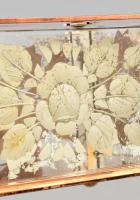 Dekoratív üveg és fém doboz, polírozott réz tető és alj, fém szerelékekkel, csiszolt és festett virá...