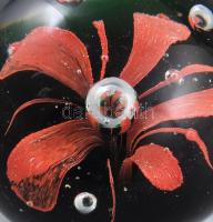 Murano levélnehezék, piros virág anyagában színezéssel, tömör, jelzés nélkül, kis kopással, d: 5 cm