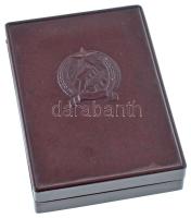 ~1950. "Kiváló Dolgozó" Rákosi-címeres zománcozott kitüntetés, miniatűrrel, sérült Rákosi-...