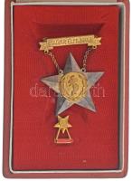 1948. Magyar Élmunkás fém kitüntetés, hátoldalán 7760 sorszámmal, Rákosi-címeres tokban (~46x35mm) T:AU,XF