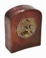 Asztali óra, lilás színű, lekerekített tetejű mázas kerámia házzal, alján benyomott formaszámmal, az...