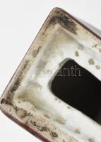 Asztali óra, lilás színű, lekerekített tetejű mázas kerámia házzal, alján benyomott formaszámmal, az...