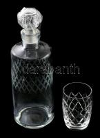 Üveg italkínáló készlet: csiszolt kiöntőüveg dugóval, hozzá 6 db pohár és kerek üvegtálca. Jelzés né...